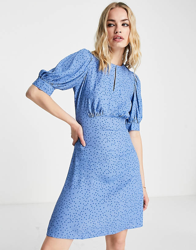 Closet London - a line mini dress with open back and puff sleeve in blue star print