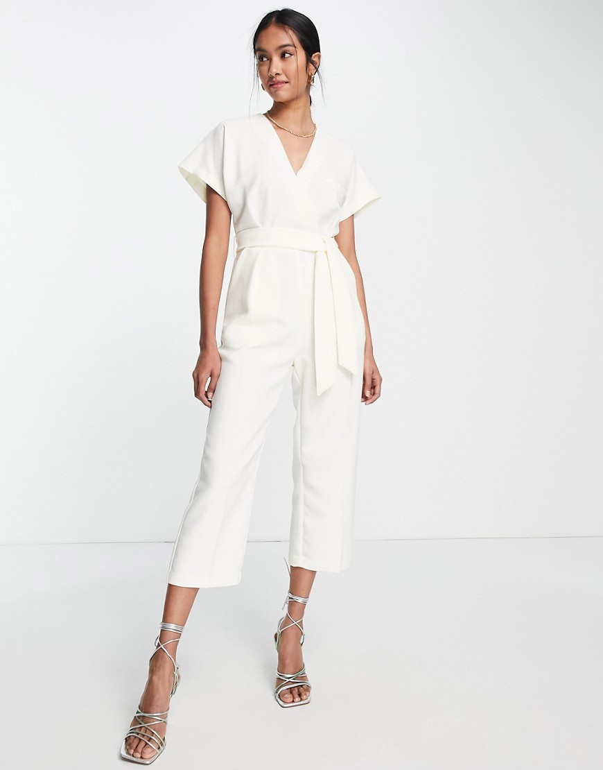 closet london - cremefarvet jumpsuit med slå-om-talje i kimonostil-hvid