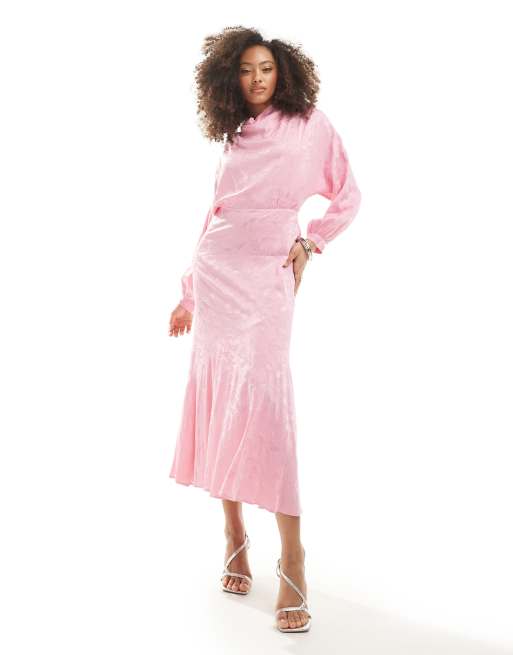 Closet London – Hochgeschlossenes, ausgestelltes Midikleid in Hellrosa mit Wasserfallkragen und Blumenmuster