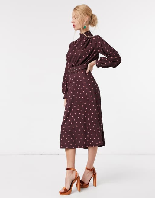 Closet London - Hoogsluitende midi-jurk met riem in bordeaux met beigeroze stippenprint