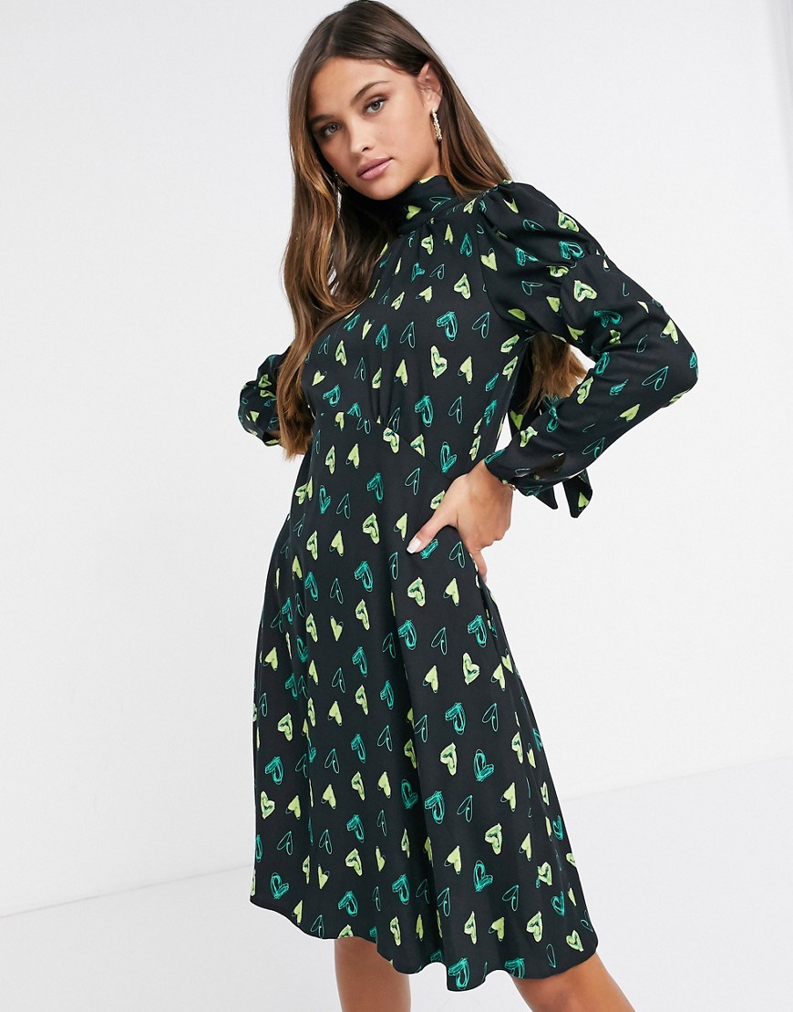 Closet London - Hoogsluitende mini-jurk met lange mouwen en hartjesprint-Multi