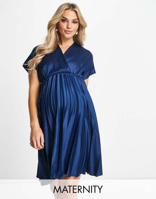 Closet London Maternity – Plissiertes Mini-Skater-Kleid in Marineblau mit Wickeldetail vorne