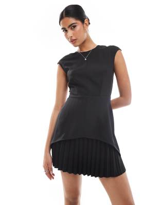 Closet London - Minikleid in Schwarz mit Plissee-Saum