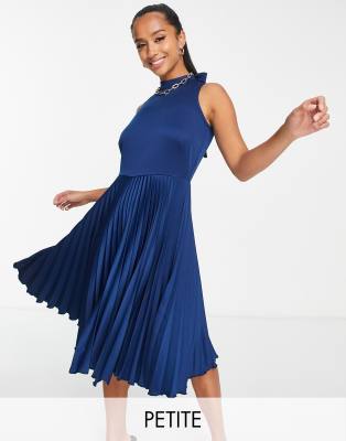 Closet London Petite - Plissiertes, hochgeschlossenes Midikleid in Marineblau