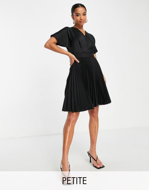 Closet London Petite – Plissiertes Mini-Skater-Kleid in Schwarz mit gewickelter Vorderseite