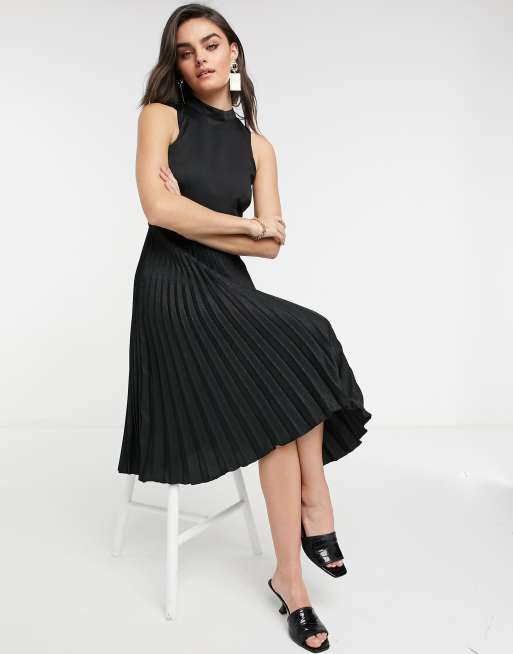 Closet London – Plissiertes Midikleid aus Satin mit hohem Ausschnitt in Schwarz