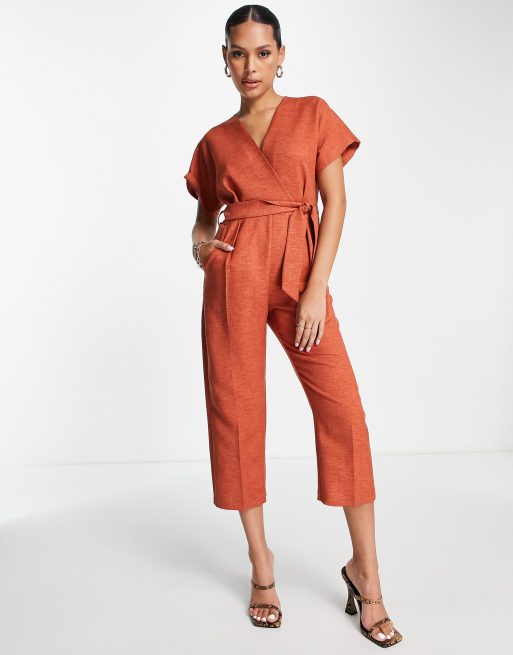 Closet London – Roströd jumpsuit i kimonostil med knytning i midjan