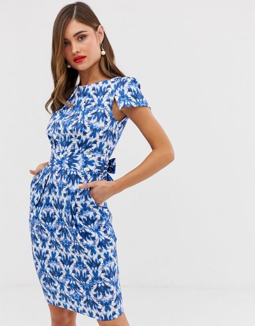 Closet London – Sukienka ze zwężanym dołem i krótkimi rękawami ze  skrzydełkami ozdobiona niebieskim wzorem | ASOS