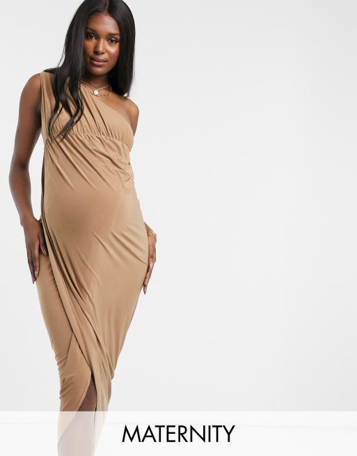Club L London Maternity – Dopasowana sukienka maxi na jedno ramię z rozcięciem na udzie w kolorze camelowym