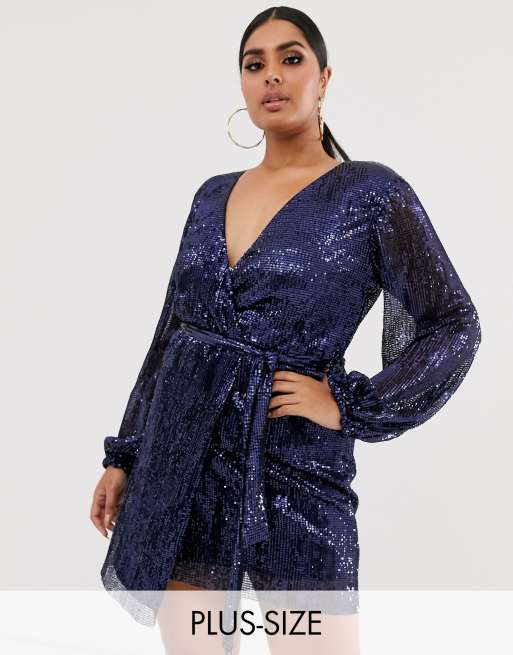 Club L London Plus – Plissiertes Midi-Wickelkleid mit Pailletten