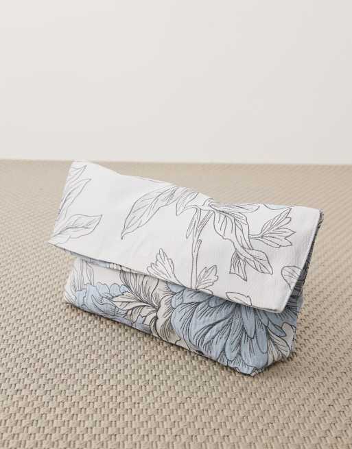 Clutch azul con diseño plegado y patrón de jacquard de tejido suave de ASOS LUXE, 3 de 4