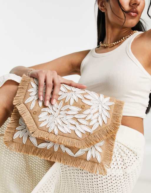 Clutch de paja tipo sobre con bordado floral blanco de True Decadence