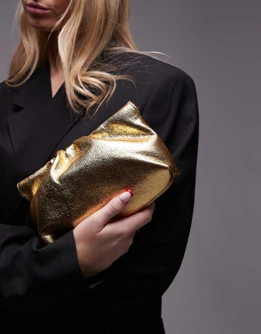 Clutch dorado con detalle de cadena de Mango