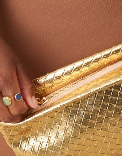 Clutch dorado con diseño entretejido y cremallera superior de ASOS DESIGN, 4 de 4