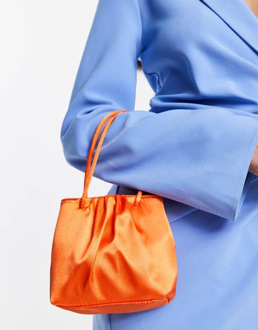 Clutch naranja con diseño fruncido de satén de ASOS DESIGN, 4 de 4