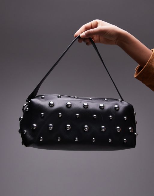 Clutch negro de cuero con diseño de tachuelas y correa de hombro