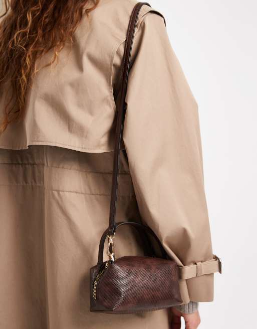 Clutch pequeño marrón chocolate entretejido texturizado con correa bandolera de ASOS DESIGN, 3 de 4