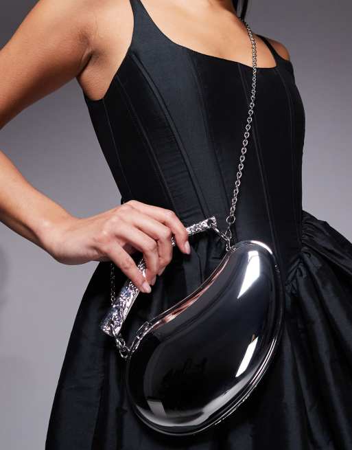 Clutch plateado con forma abstracta rígida, cadena bandolera y asa superior repujada de ASOS DESIGN, 3 de 4
