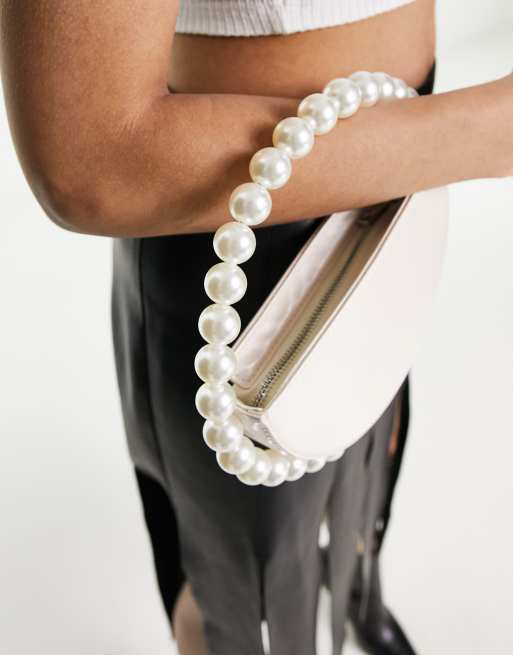 Clutch nacarado de poliuretano con correa de de imitación The Alessia de Public Desire | ASOS