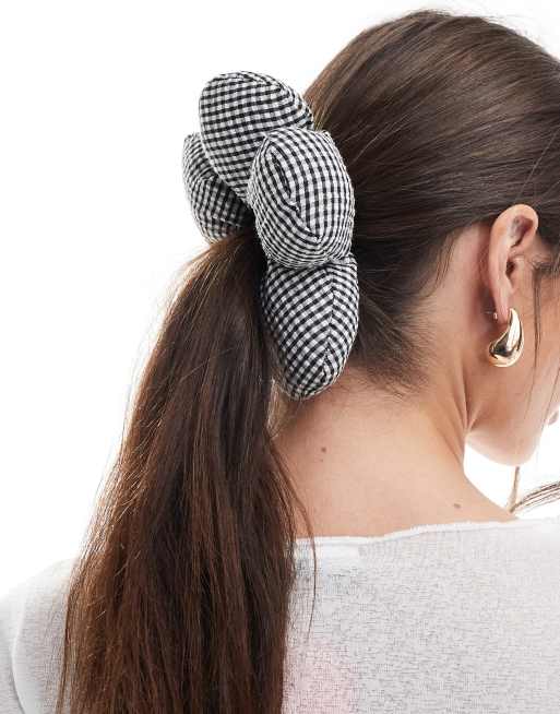 Coletero abullonado a cuadros vichy blancos y negros con diseño floral de Glamorous, 3 de 3