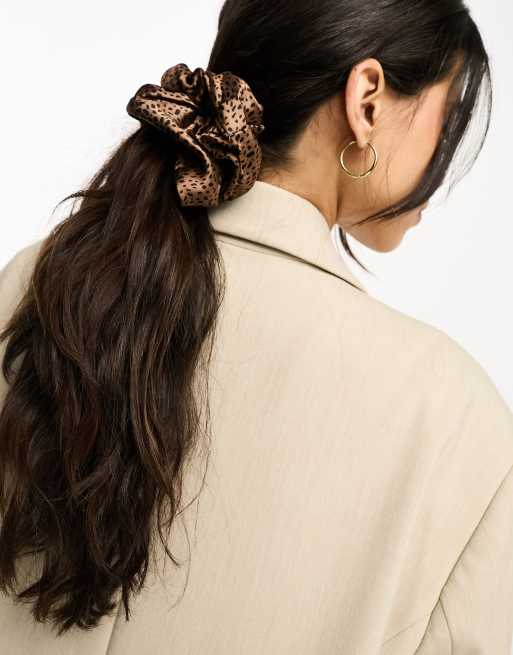 Coletero abullonado extragrande con estampado de guepardo The Oversized Scrunchie de Kristin Ess