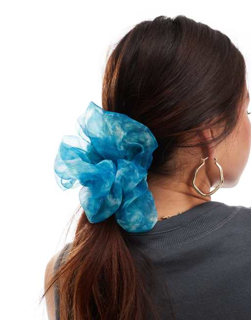 Coletero abullonado grande azul con efecto tie dye de organza de DesignB London  , 4 de 4