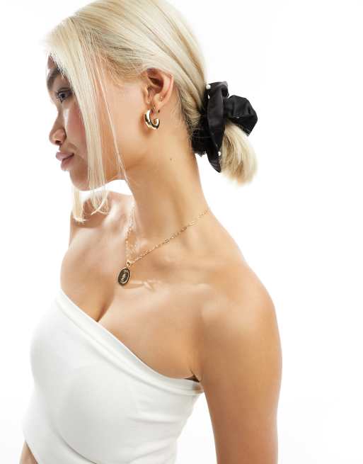 Coletero abullonado negro extragrande con volantes de satén de ASOS DESIGN, 2 de 4