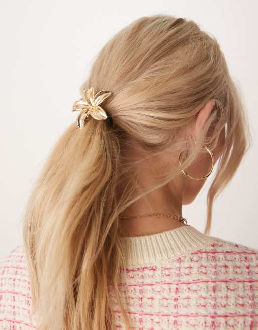 Coletero con detalle dorado de flor de metal de ASOS DESIGN, 2 de 3