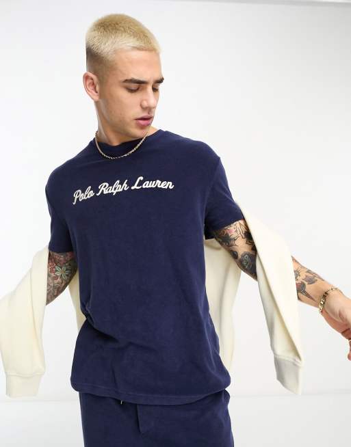 Collaboration exclusive Polo Ralph Lauren x ASOS - T-shirt en tissu éponge avec inscription logo sur le devant - Bleu marine