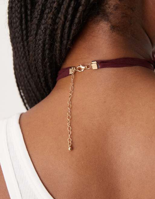 Collar burdeos de tela con colgante grande dorado en forma de sol de ASOS DESIGN, 3 de 3