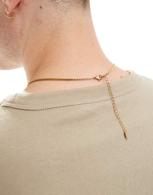 Collar con colgante de cruz chapado en oro de 18 quilates de Lost Souls, 2 de 3