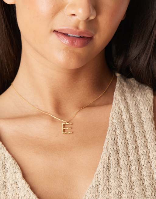 Collar con colgante de la letra E con diseño retorcido chapado en oro de la colección Z de Accessorize
