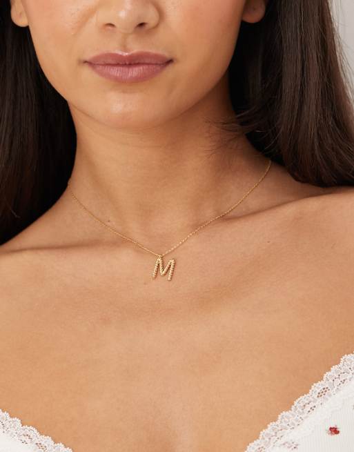 Collar con colgante de la letra M con diseño retorcido chapado en oro de la colección Z de Accessorize