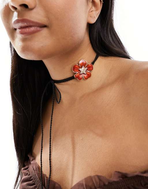 Collar con lazada y flor roja de Reclaimed Vintage