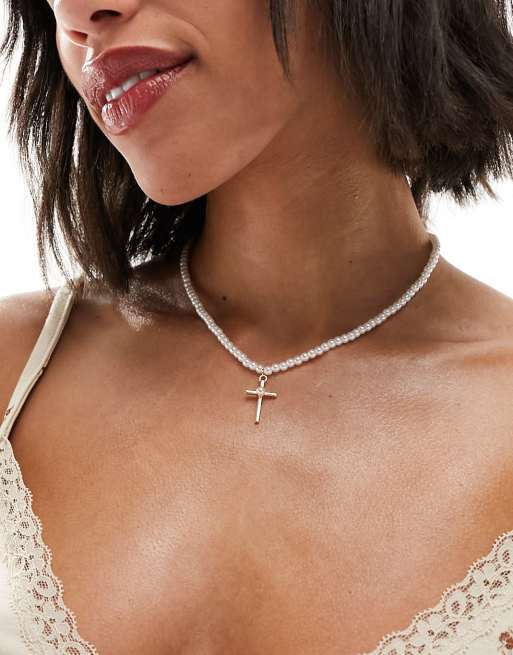 Collar corto con perlas y charm de cruz de DesignB London 