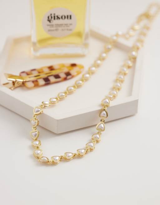 Collar corto dorado con diseño de corazones pequeños y perlas de imitación de ASOS DESIGN Curve, 2 de 4