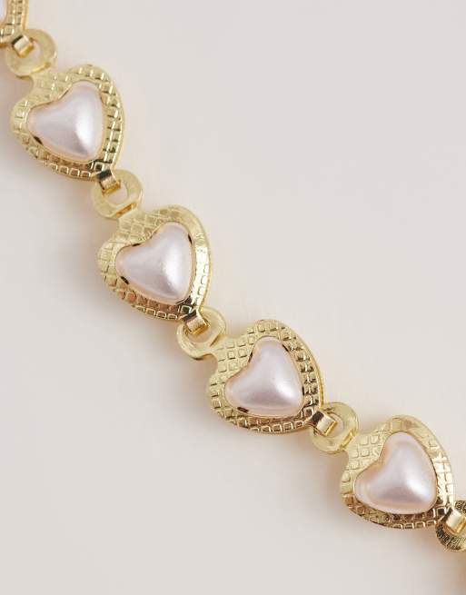 Collar corto dorado con diseño de corazones pequeños y perlas de imitación de ASOS DESIGN Curve, 4 de 4