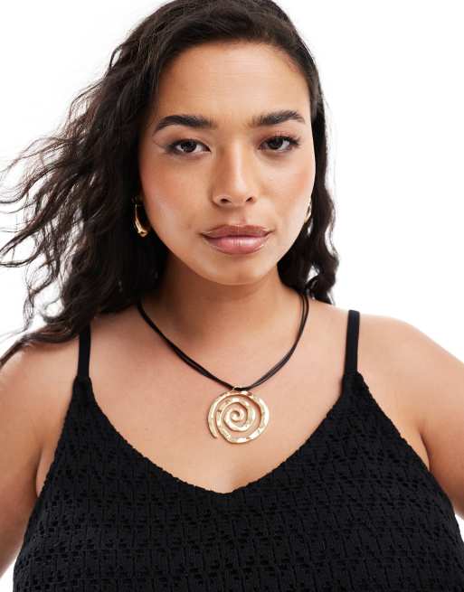 Collar de cordón con colgante dorado de remolino de DesignB London Curve 