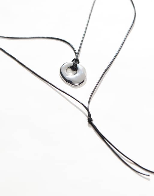 Collar de cordón de varias hileras con colgante plateado efecto fundido de ASOS DESIGN Curve, 2 de 3