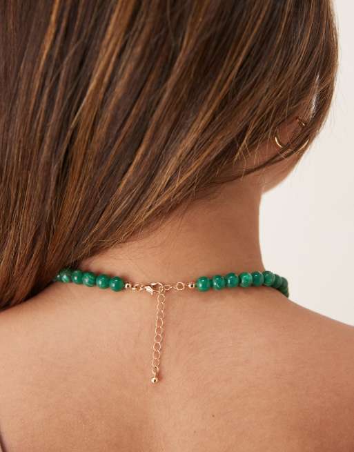 Collar de cuentas verdes semipreciosas y colgante de pez rojo de ASOS DESIGN, 3 de 3