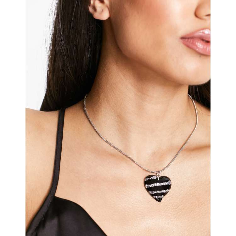 de largo medio plateado con colgante de corazón de ASOS |