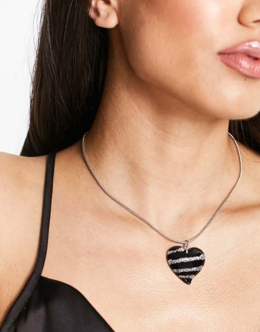 Collar de largo medio plateado con colgante de corazón de ASOS |