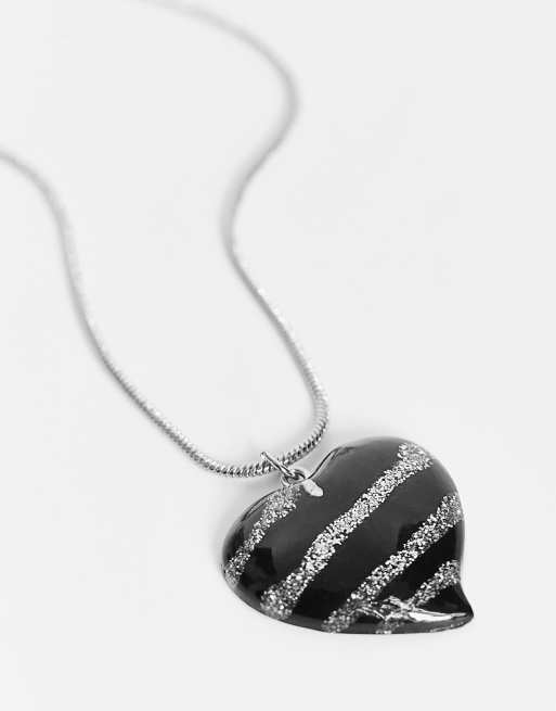 de largo medio plateado con colgante de corazón de ASOS |