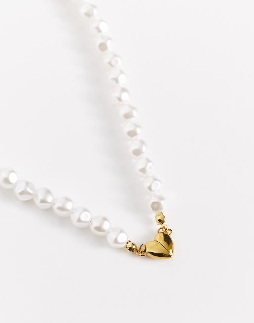 Collar de perlas sintéticas con colgante de corazón de Petit Moments 