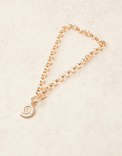 Collar dorado con barra en forma de T y charm de concha de ASOS DESIGN Curve, 2 de 3