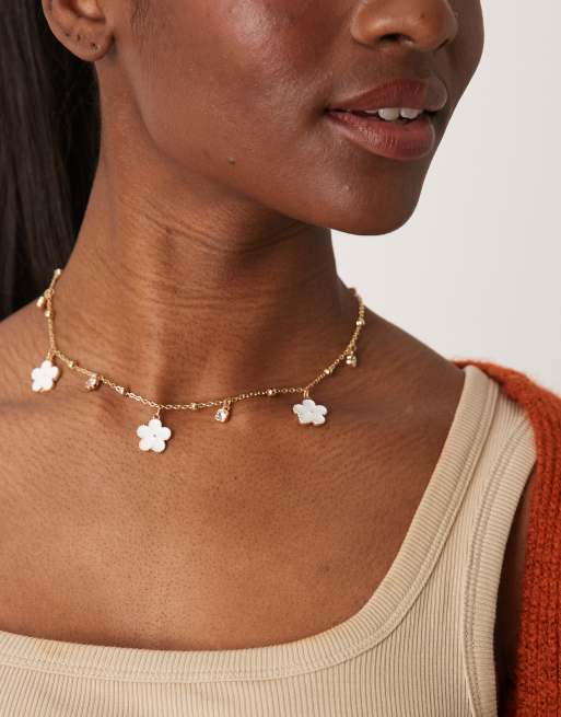 Collar dorado con charms de flores y cristales de DesignB London