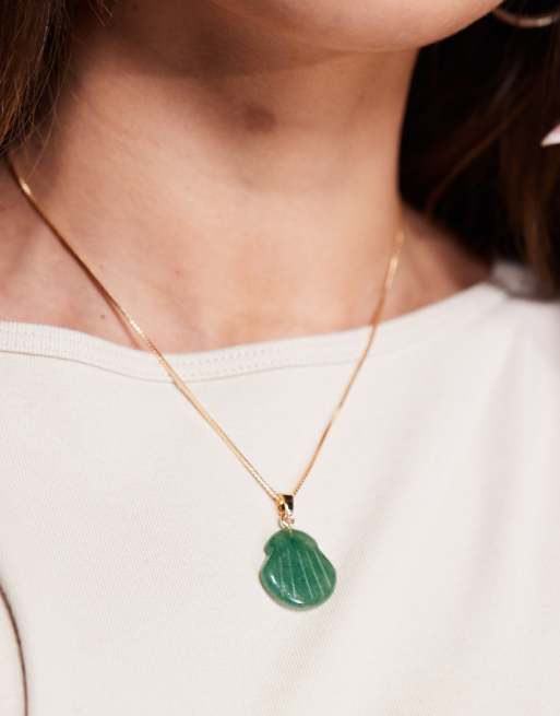 Collar dorado con colgante de concha verde de piedra semipreciosa de ASOS DESIGN, 3 de 3