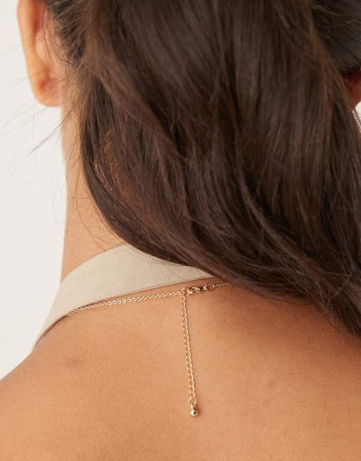 Collar dorado con colgante de dos eslabones entrelazados efecto fundido de DesignB London, 3 de 3