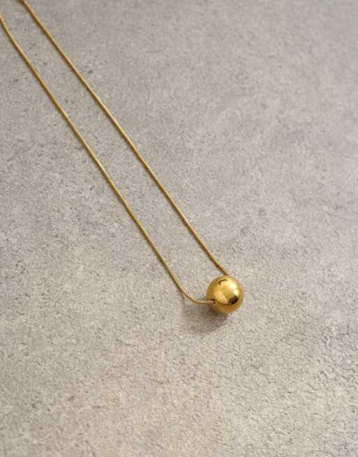 Collar dorado con colgante de esfera de acero inoxidable resistente al agua Dolly de Topshop, 2 de 3