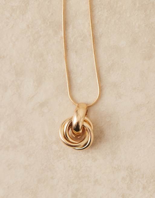 Collar dorado con colgante de nudo de DesignB London, 2 de 3